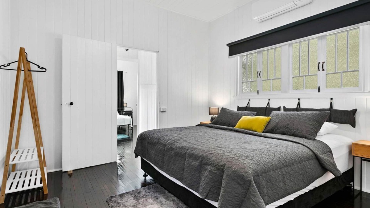 Maryborough House | Retro on walker Holiday Rental - CoastHM