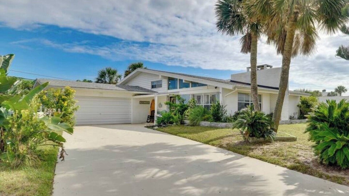 Aqua Vista Circles Cottage | Retro Ormond Beach Home w/Pool 3BR-Walk to Ocean!
