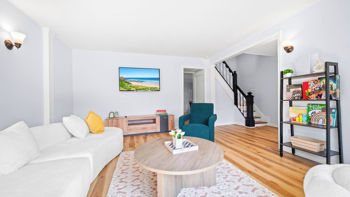 Holland House | Retro Quirky 4BR NE Minneapolis House near UMN, US Bank & Huntington Stadiums