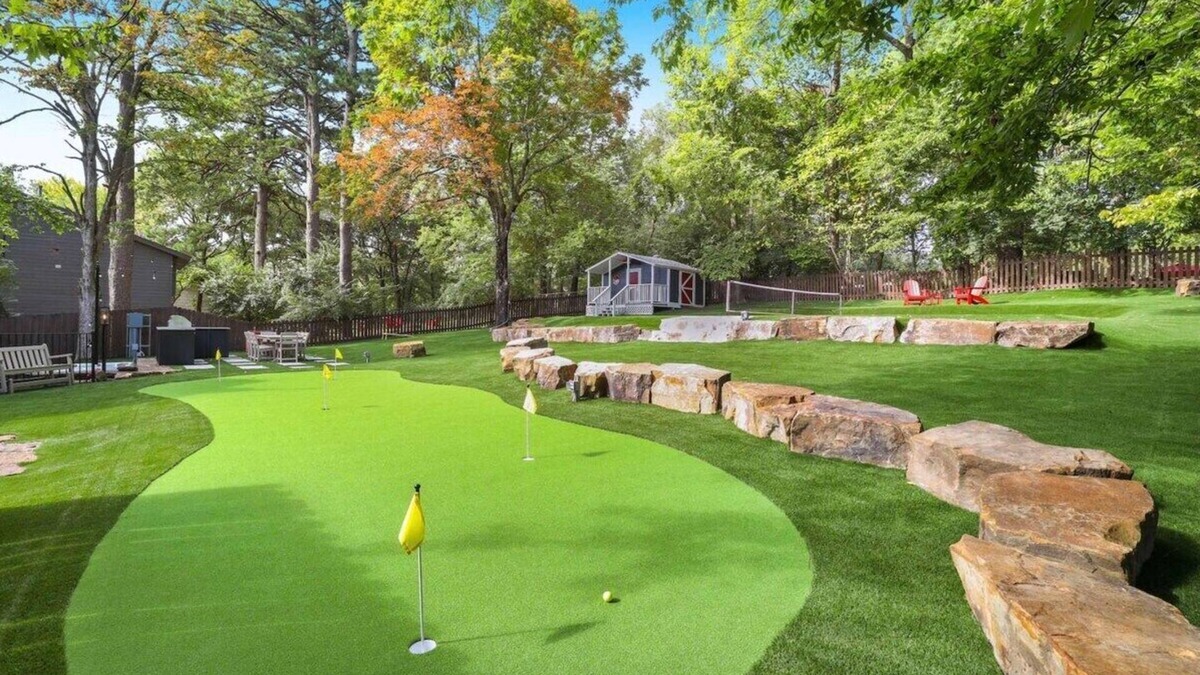 Fayetteville House | Retro Razorback - Pickleball-Golf-Spa-UofA