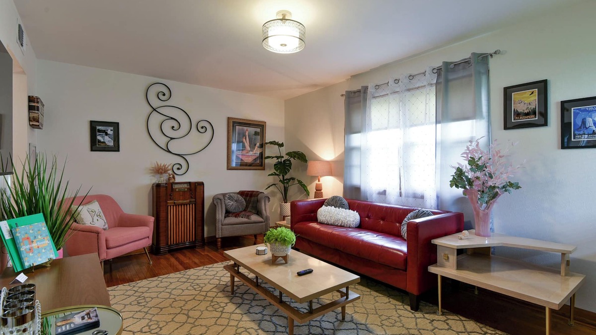 Pittsburg House | Retro rental within walking distance of PSU