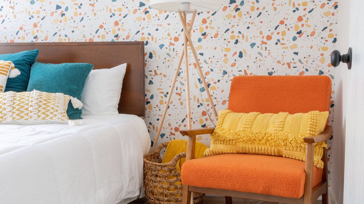 Lincoln Park House | Retro Retreat: 1br home w/WFH desk, livingroom, fire pit and no chores!
