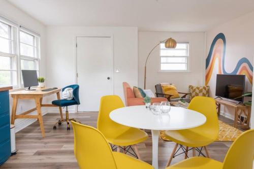Lincoln Park House | Retro Retreat: 1br home w/WFH desk, livingroom, and fire pit