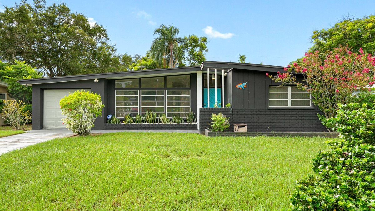 Clearwater House | Retro Retreat - ⭐Close to the Beach! ⭐ Great Rates!