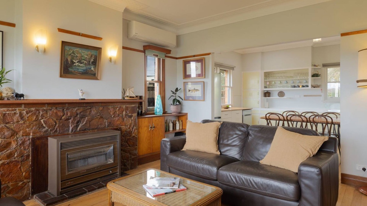 Warrnambool House | Retro Retreat - Pet Friendly