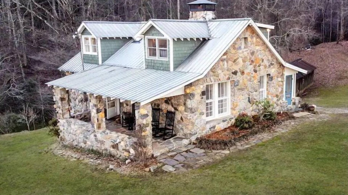 Suches Cottage | Retro Rock Cottage- Private Toccoa River Retreat
