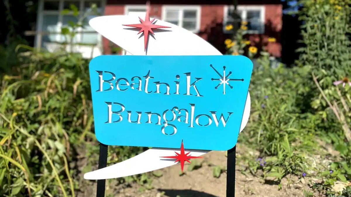 North East House | Retro & romantic 2BR bungalow, Lake Erie living, wineries, beaches