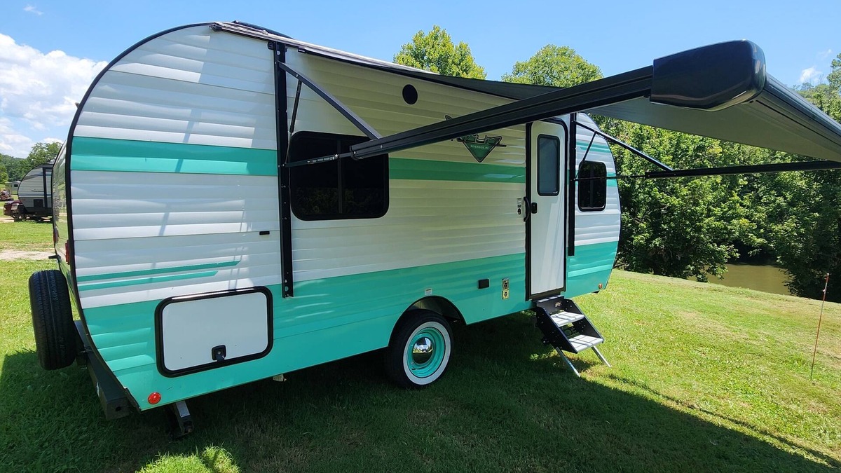Smith House | Retro RV with Wi-Fi and air conditioning located directly on Clinch River