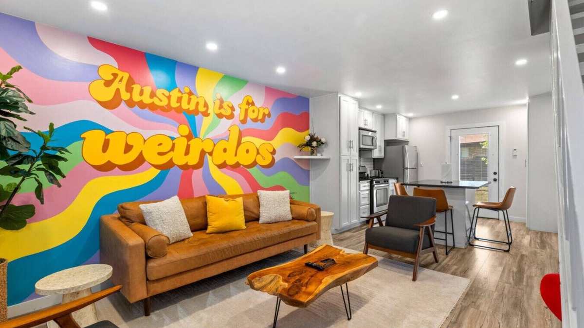 St. Edwards House | Retro SoCo GetawayTownhome!