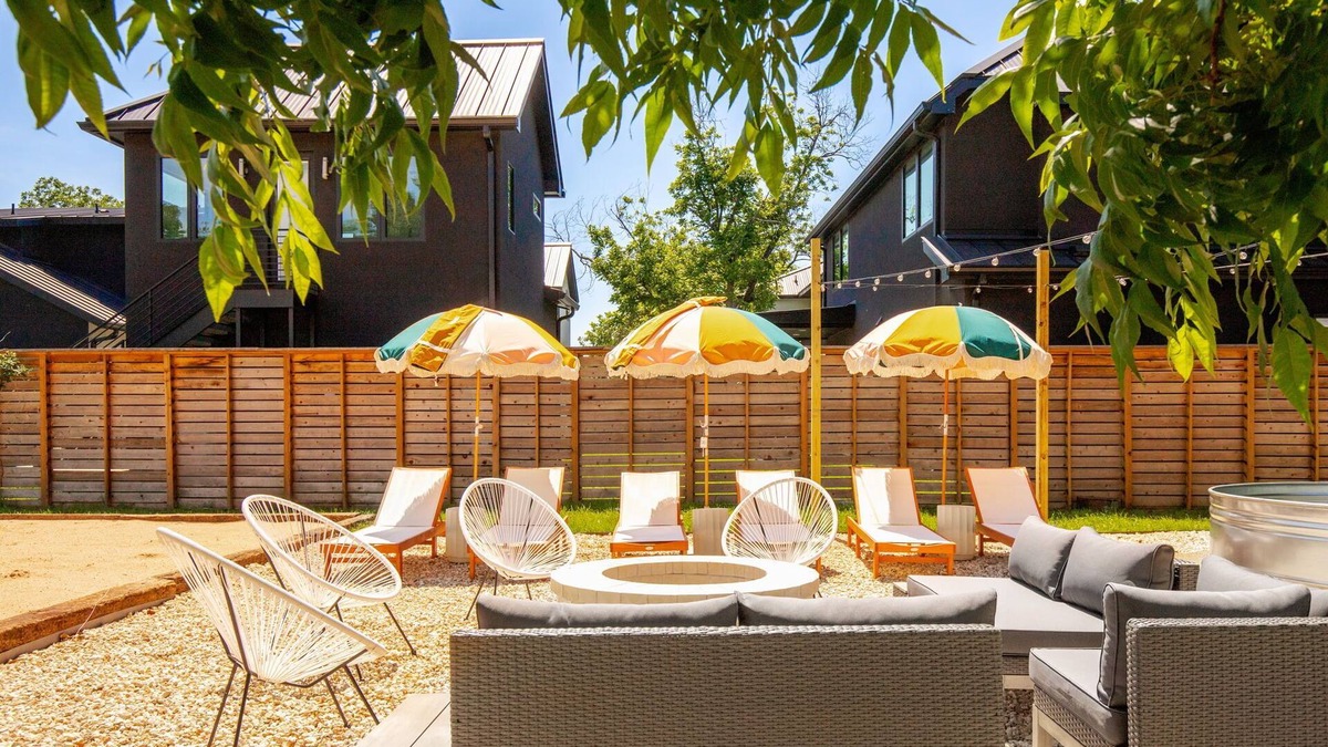 South Lamar House | Retro SoLa Retreat Mins to DT/Heated Pool/Sand Volley Ball Court/Firepit