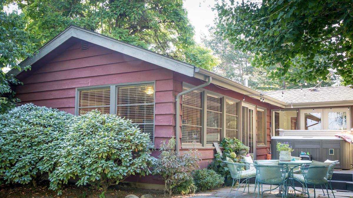 Lake Morton-Berrydale Cabin | Retro Studio Cabin on a LAKE