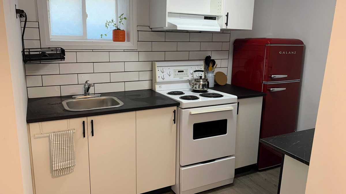 Merritton Apartment | Retro Style 1 Bedroom Apartment in the 🩷 of Niagara. FREE Parking+WiFi+Laundry.