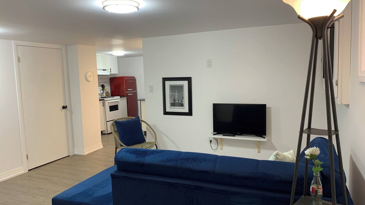 Merritton Apartment | Retro Style 1 Bedroom Apartment. Perfect Short/Extended Vacation/Work Contract