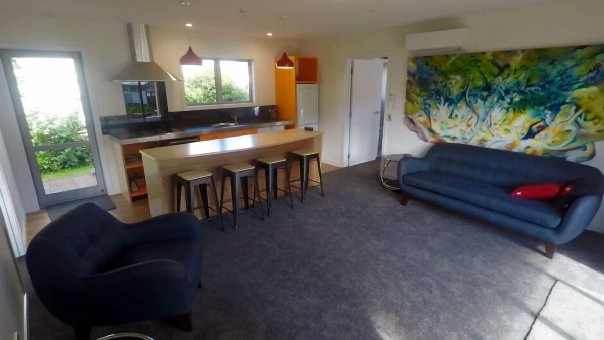 Wanaka Apartment | Retro styled apartment in sunny Wanaka