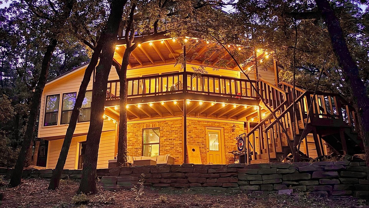 Flower Mound Cabin | Retro Time Capsule - Walk to lake, Fire Pit, Pool Table, Arcade Games, Sleeps 8