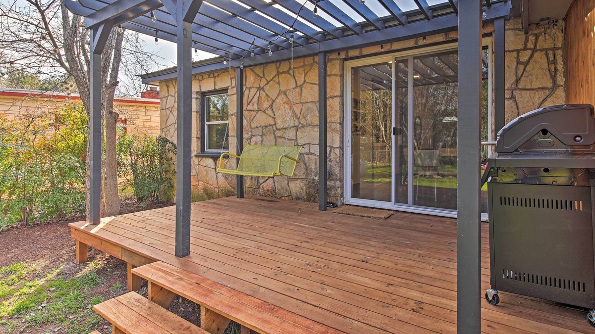 Blanco Cottage | Retro Updated Blanco Abode - Steps to Main Street!