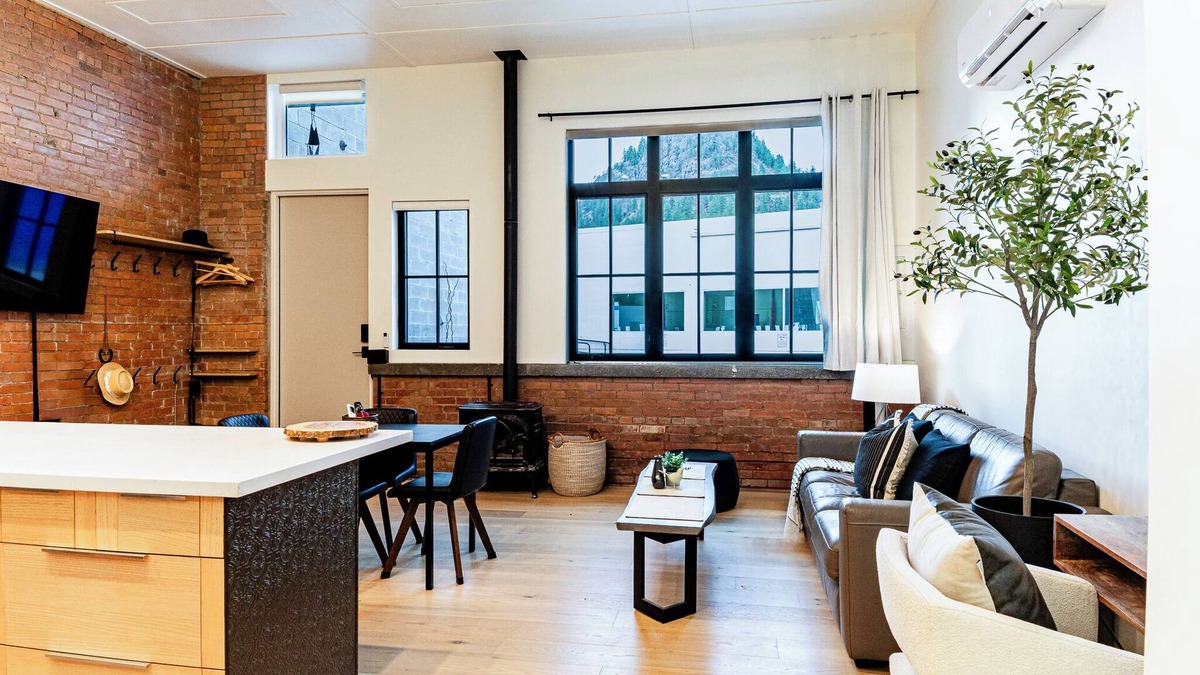 Grand Forks Apartment | Retro Vibe, downtown Grand Forks