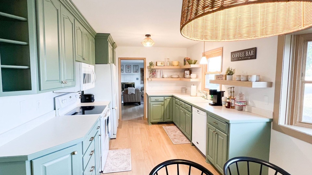 Chaska House | Retro vibes 4-bedroom home in Chaska with WiFi, AC, bike