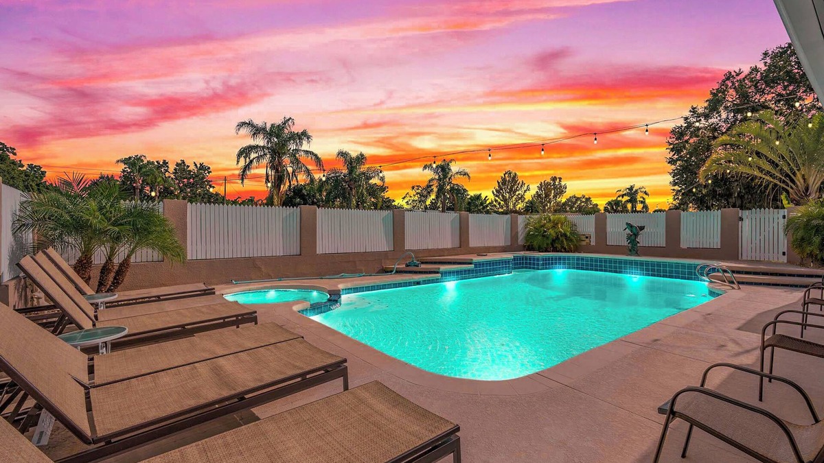 Catalina House | Retro Waterfront - Pool & Hottub, Tiki Bar, Dock, Fire-Pit, Kayaks, Paddleboards