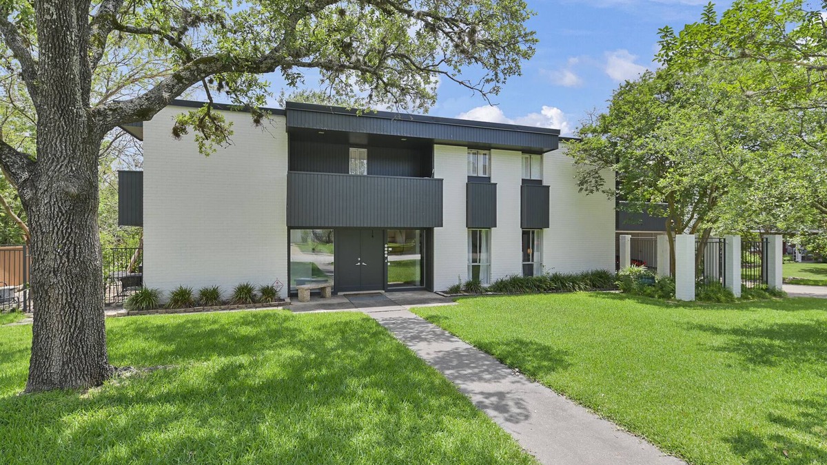 College Station House | Reunion House: 6BR/4.5BA midcentury modern gem, 12 minutes from Kyle Field