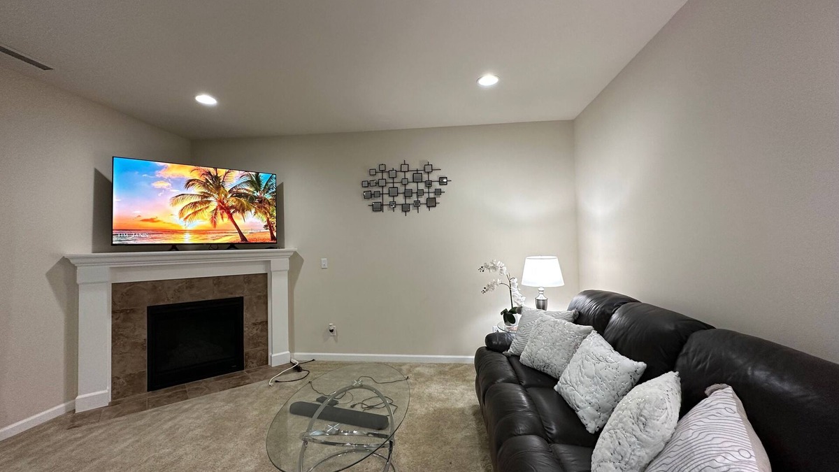 Mill Creek House | Reunion Villa: For relocation, fenced yard, main floor w BR and full bath. 30+N