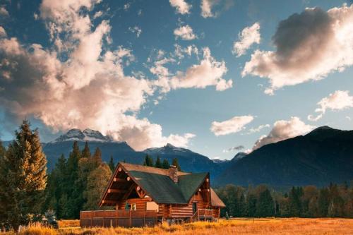 Revelstoke House | Revelstoke House Luxury Log House at Base of Resort
