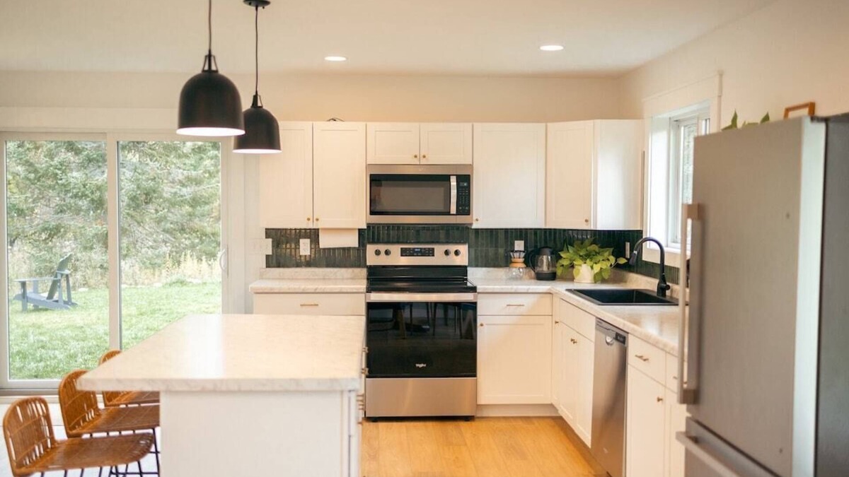 Mohawk Cottage | Revitalize! NEW, near gas, food, Bohemia