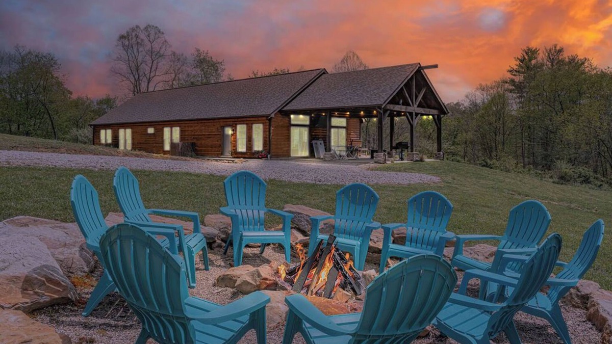 New Plymouth Cabin | Revive Ridge: Ranch-style lodge in Hocking Hills. Perfect for multi-generations!