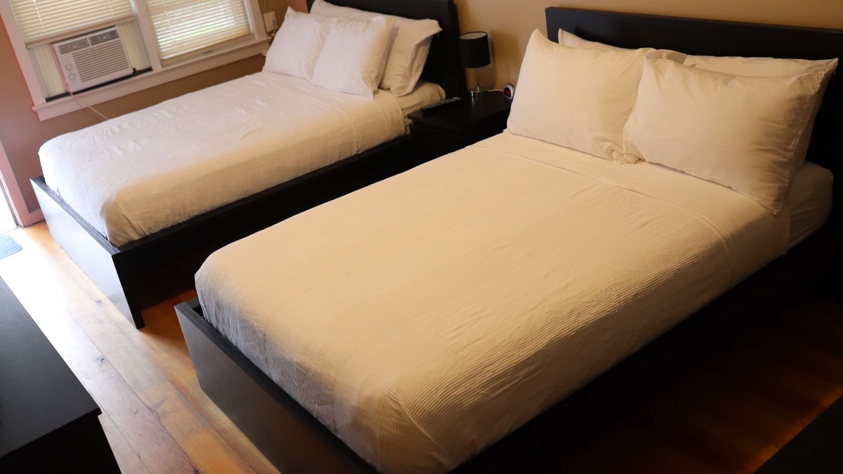 Roscoe Apartment | Reynolds House Inn - Motel Strip - Room 4