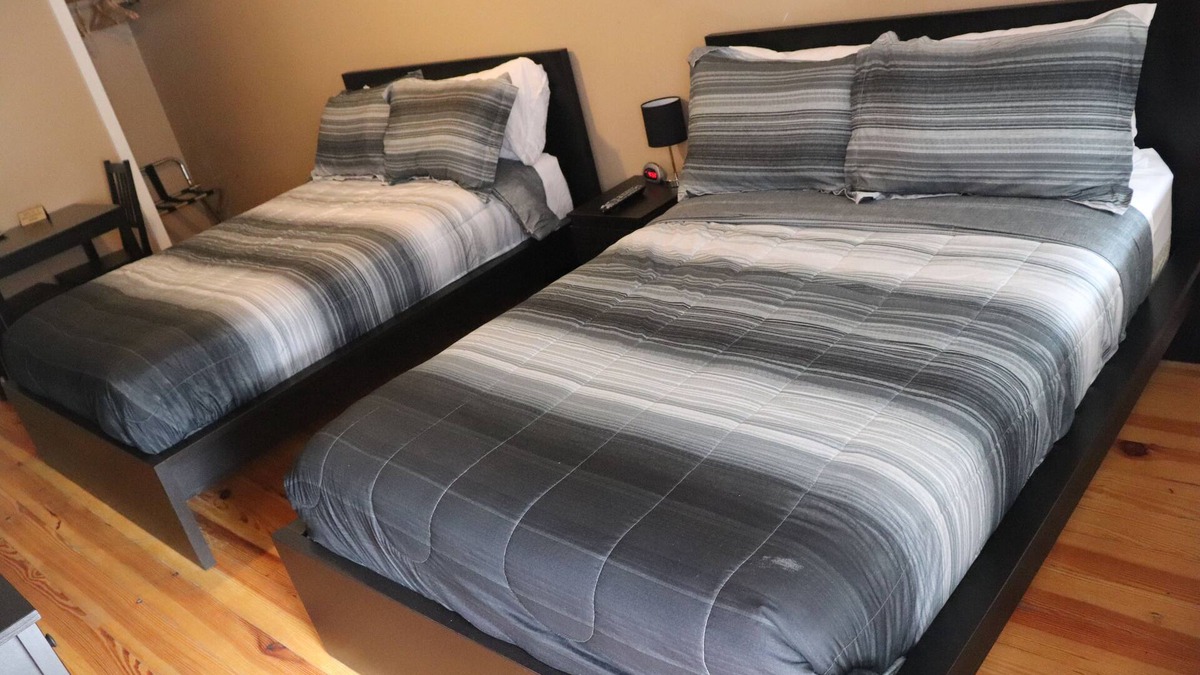 Roscoe Apartment | Reynolds House Inn - Motel Strip - Room 9