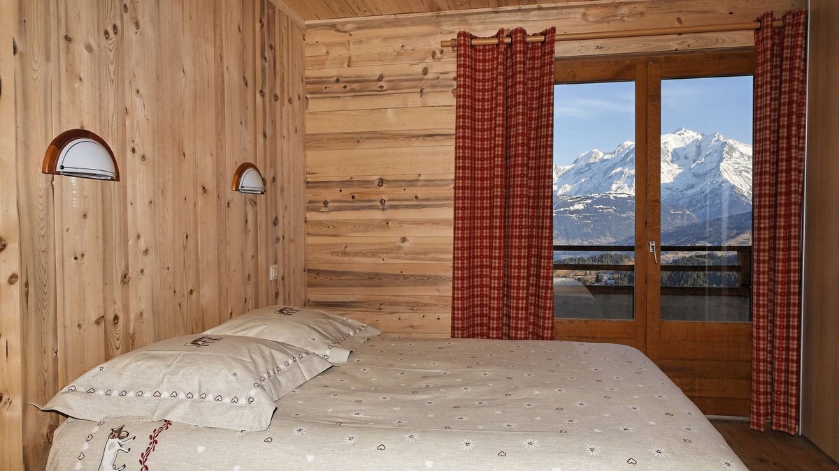 Cordon Ski Chalet | Rez de jardin "les Fiz", facing the Mt Blanc range, sleeps 1 to 5.