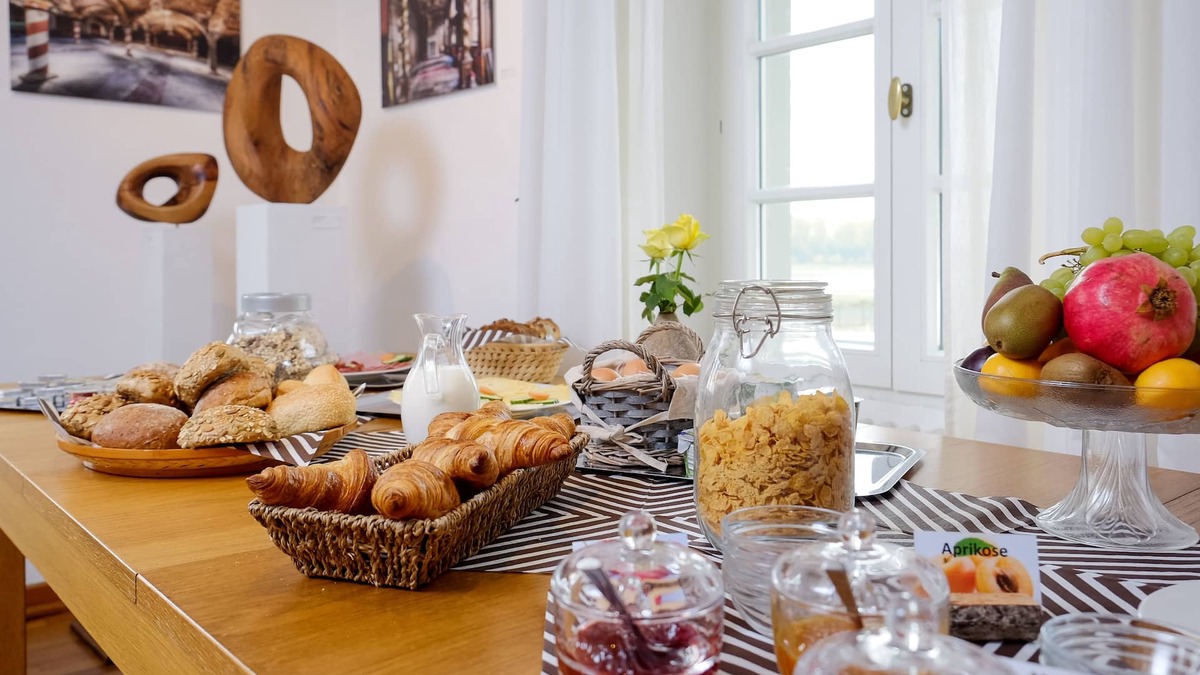 Hitdorf House | RheinRiver Guesthouse - Direkt am Rhein