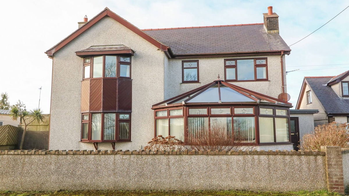 Cylch-Y-Garn House | RHIANGWYN, pet friendly, with hot tub in Cemaes Bay