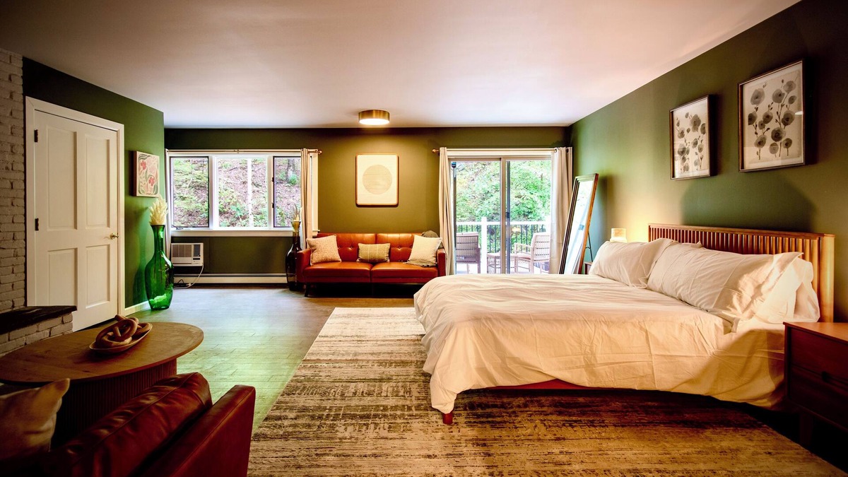 Rhinebeck Hotel | Rhinebeck Inn Suite with Private Deck