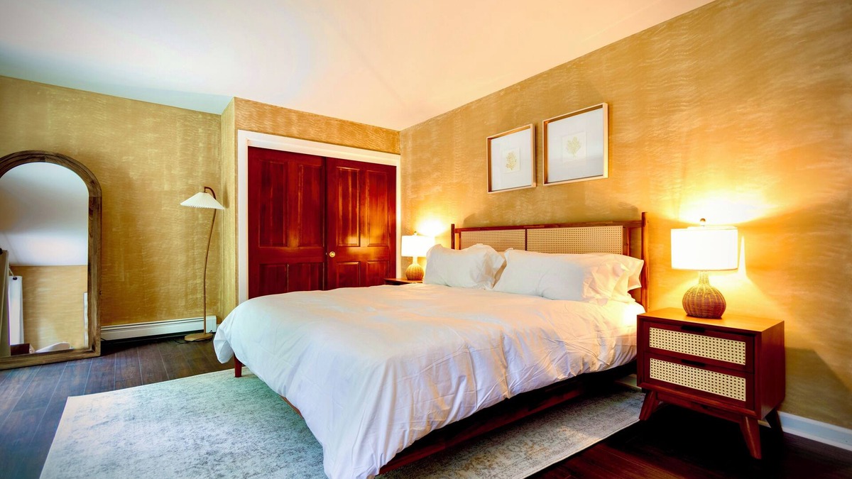 Rhinebeck Hotel | Rhinebeck Inn Suite with Private Deck and Fire Pit