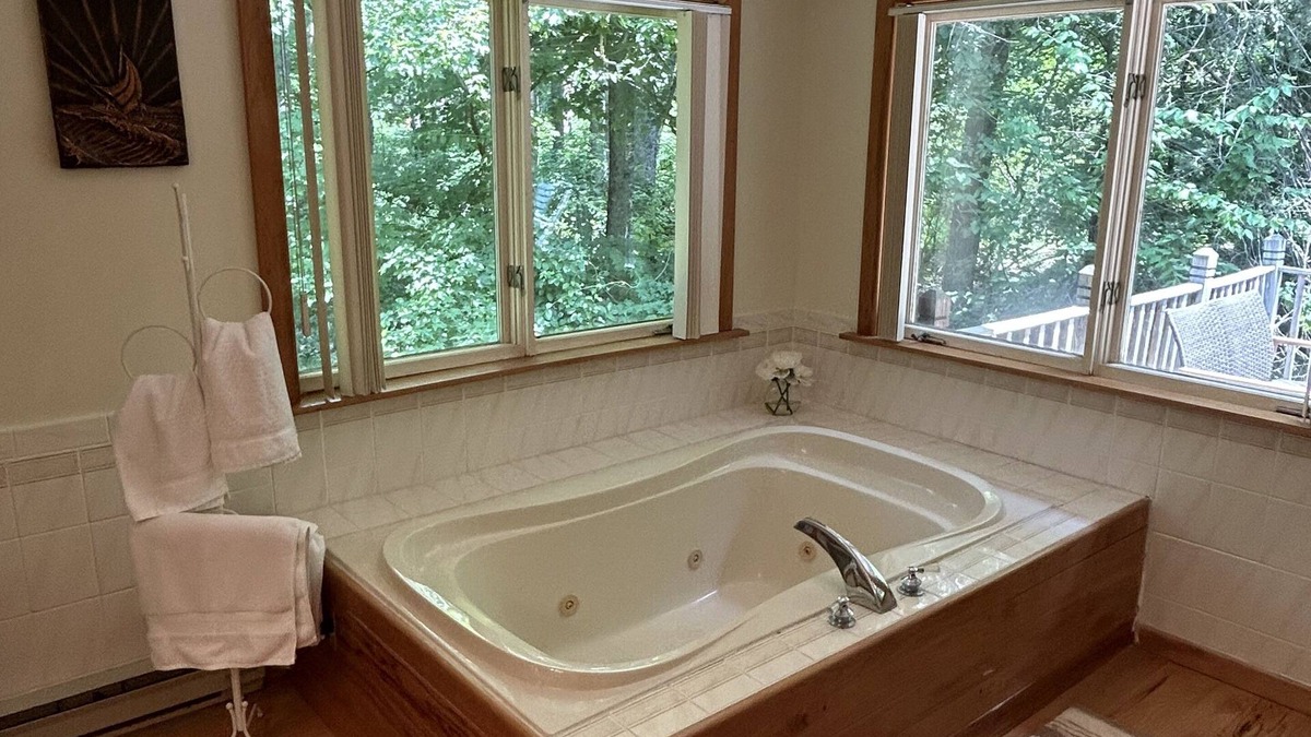 Staatsburg House | Rhinebeck Romantic Retreat! Private Guest House, Sky Lights, Spacious.