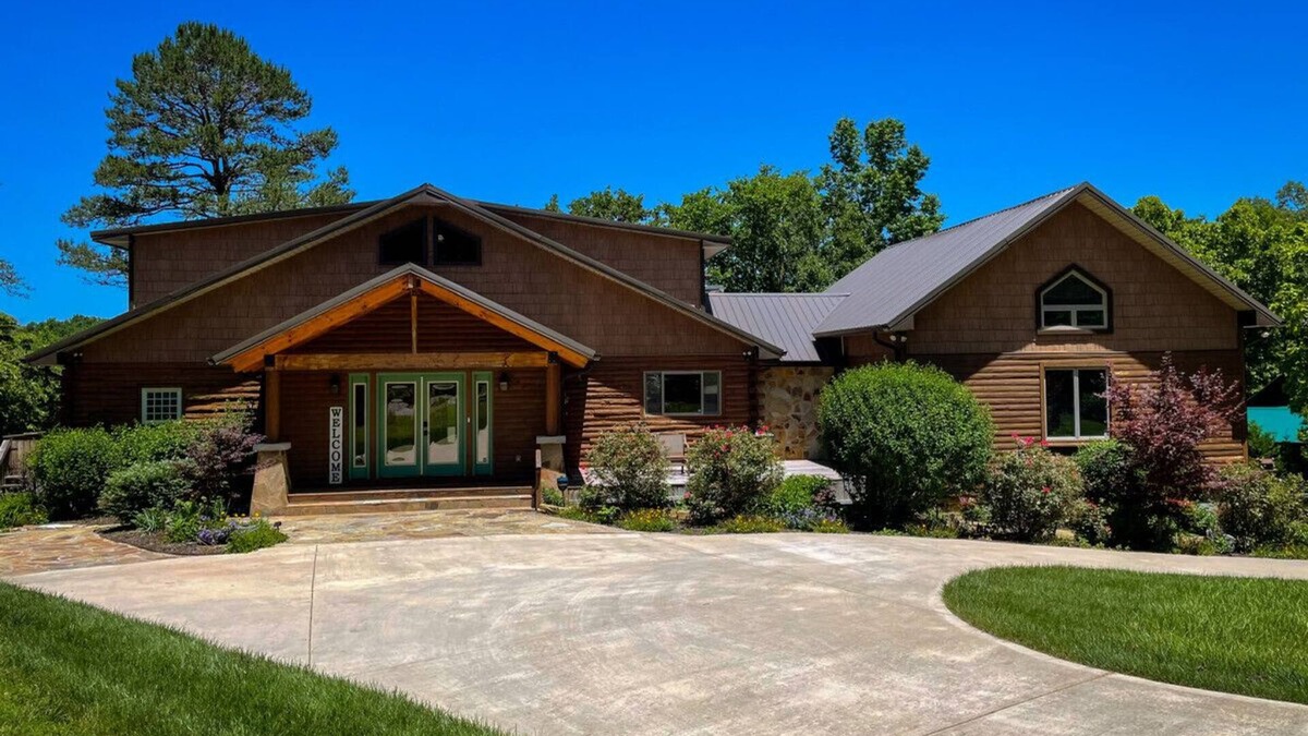 Ten Mile House | Rhinostar Lakeside Retreat