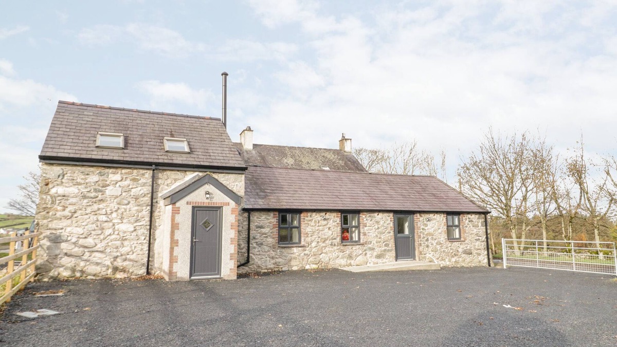Brynrefail Cottage | RHYDAU COTTAGE, family friendly, with open fire in Deiniolen