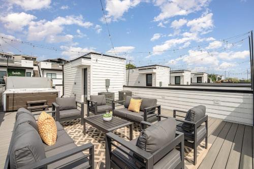 Katie Hill Neighborhood House | Rhythm Row - Rooftop Hot Tubs - Mins to Broadway