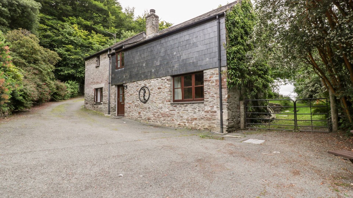 Lostwithiel Cottage | RIBBY BARN, family friendly, character holiday cottage in Lerryn