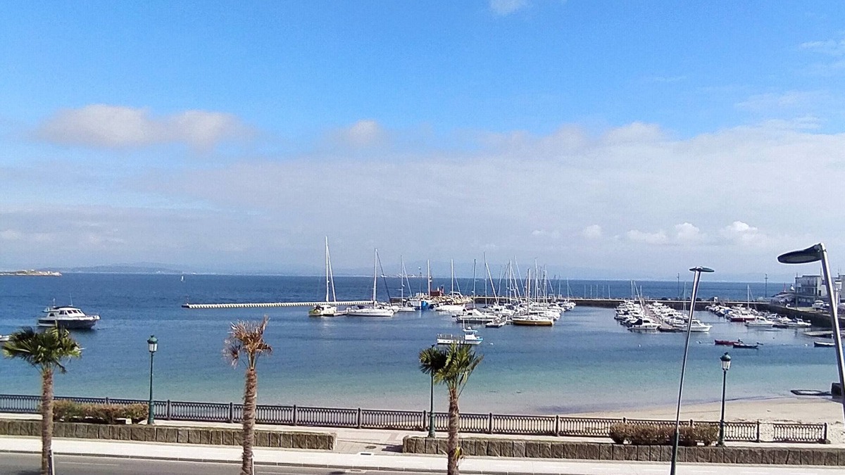 Dean Pequeno Apartment | Ribeira: 1 st beachfront with magnificent views of the ria de Arosa