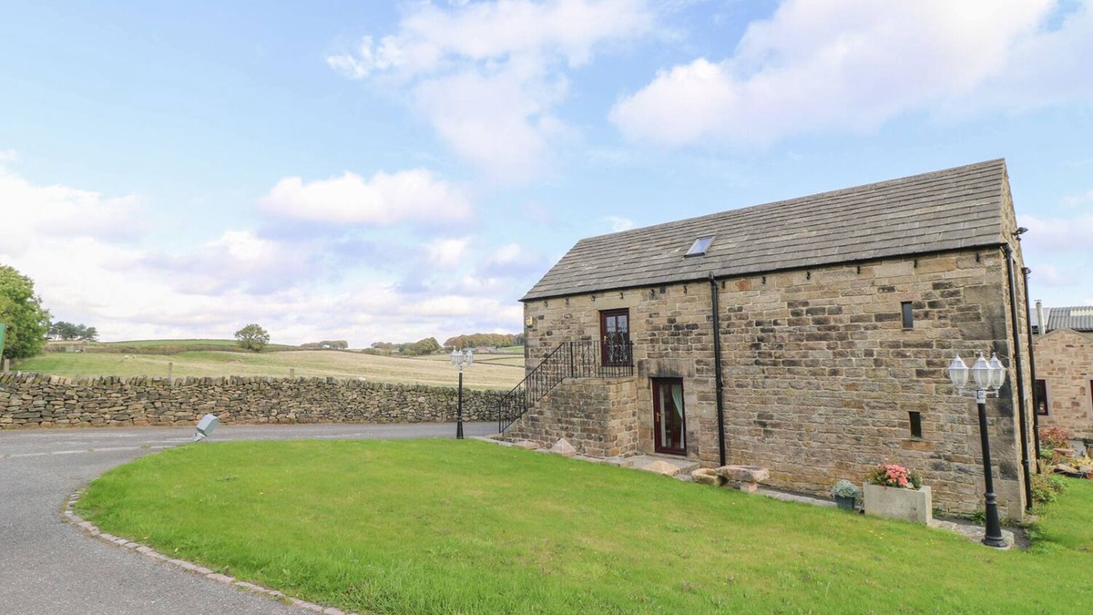Holestone Moor Cottage | RIBER VIEW BARN, pet friendly in Ashover