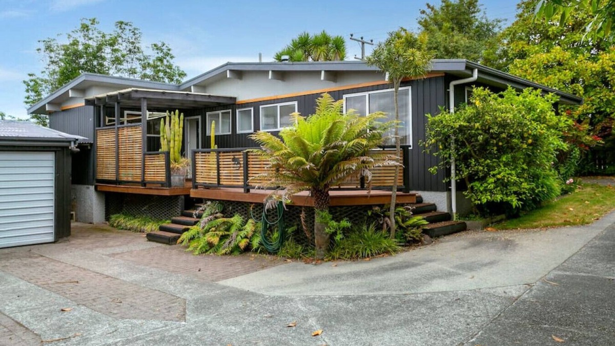 Nukuhau House | Richards - Spacious, charming, private and cosy, with Spa Bath and large outdoor deck