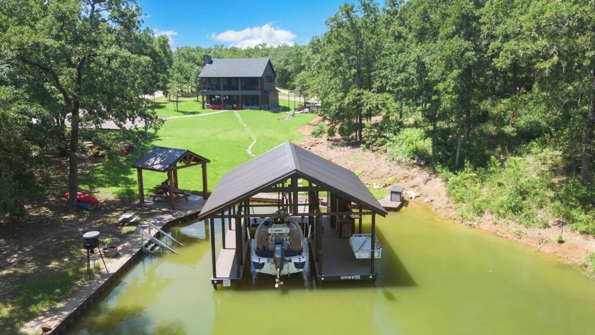 Cayuga House | Richland Chambers Lakefront 2-story home with boat dock and pavilions.