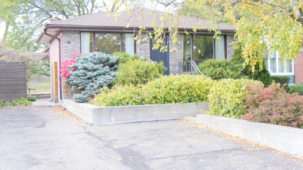 Richview Apartment | Richview Gardens Suite, 3-bdr
