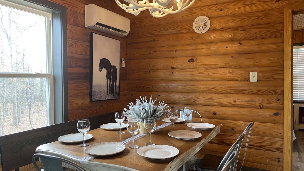 Mena House | Ride 2 WPG trails, King, Mnt Cabin, Fast WiFi Firepit, Paved, Circle dr parking