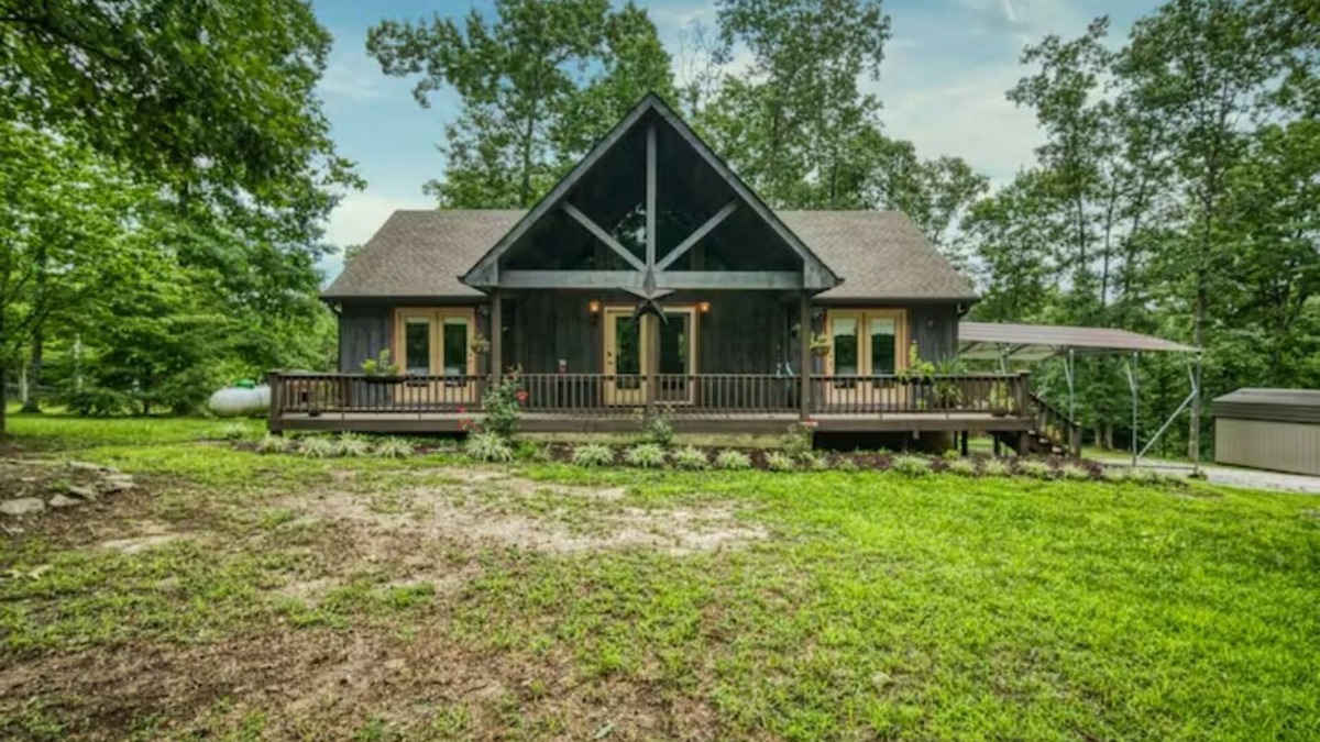 Jamestown House | Riders Retreat horse, dog friendly. Direct access to trails hiking and riding.