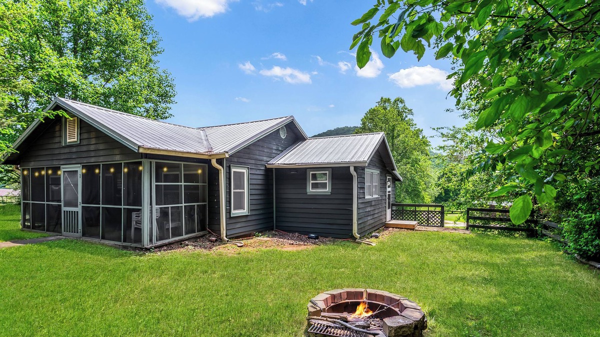 Suches Cabin | Rider’s Retreat in Suches, Pit Stop near Woody gap, fire pit, Views,Dog Friendly
