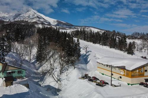 Akakura Ski Chalet | Riders Ridge Luxury Chalet sleeps 12 Ski In Ski Out Myoko