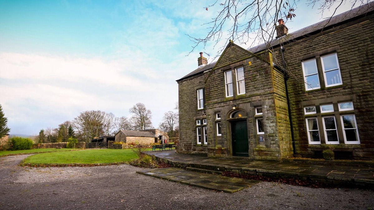 Chapel en le Frith House | RIDGE HALL, pet friendly, with open fire in Chapel-En-Le-Frith